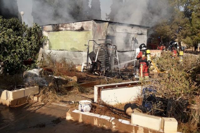 Bomberos de Cartagena atienden un incendio en una vivienda prefabricada de La Aljorra