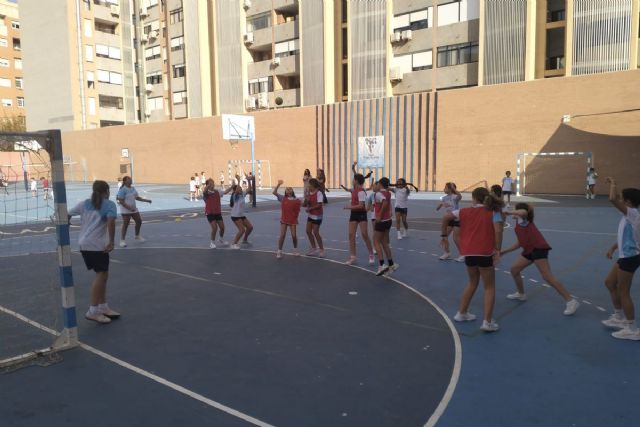 El Programa ADE y el Club Amigos Balonmano Cartagena CAB inician la ´gira´ por los colegios