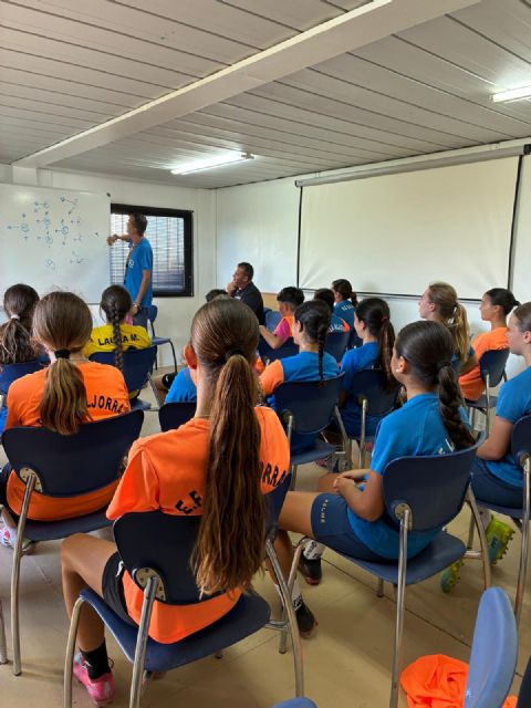 La Fundación NexPoint España colabora con una donación de mobiliario a la Escuela de Fútbol de La Aljorra