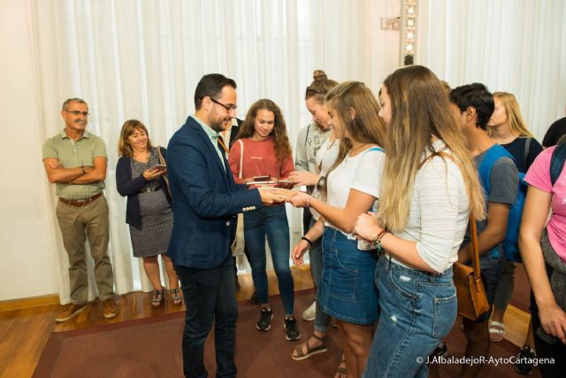 Alumnos noruegos de intercambio con el IES Jiménez de la Espada visitan el Palacio Consistorial