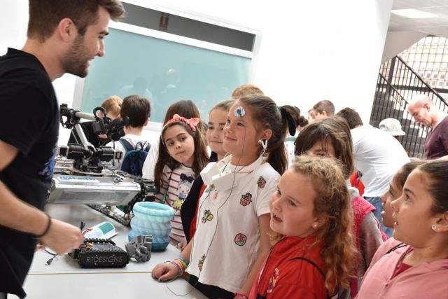 Olla explosiva y scalextrix controlado mentalmente entre los 45 talleres de la UPCT en la SeCyT