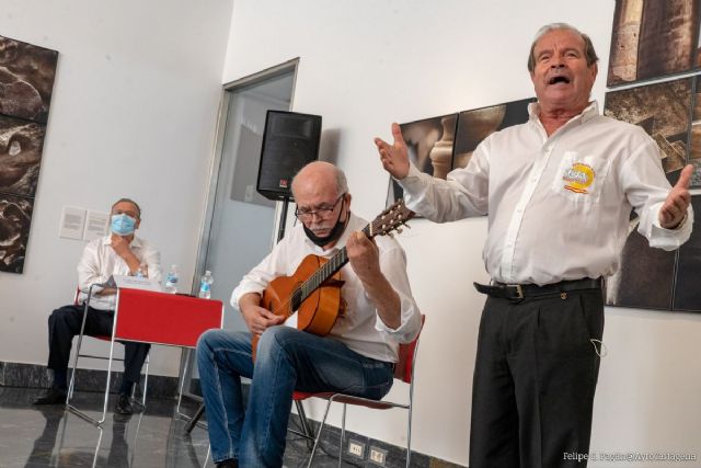 Cartagena recoge en un libro internacional el mundo del trovo