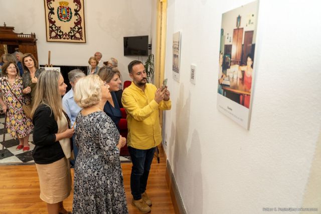 Una exposición fotográfica realiza un recorrido por los 25 años del proyecto ´La gota de leche´