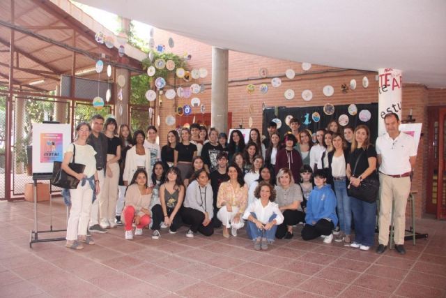 El IES Ben Arabí inaugura la exposición ´Diseño tu euro´, dentro del proyecto de Presupuestos Participativos en Centros Educativos