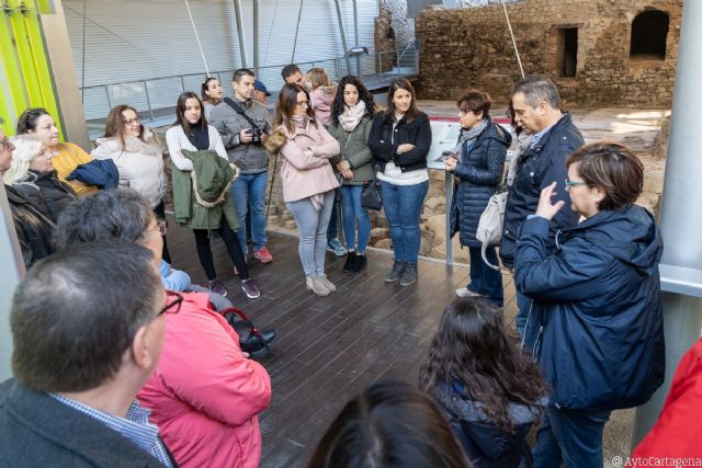Arqueólogos y profesionales del turismo se solidarizan con el autismo mostrando el patrimonio de Cartagena