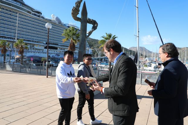 La campaña de APOEXPA reparte 1.500 raciones de uva de mesa a turistas a bordo de una doble escala de crucero