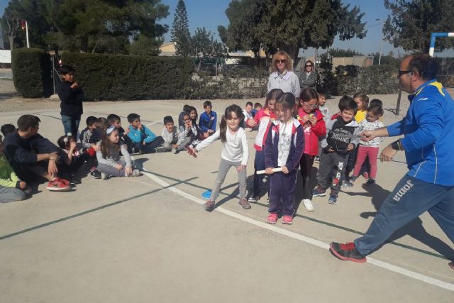 Programa ADE y CA Elcano acercan el atletismo a  alumnos del CEIP Luis Calandre