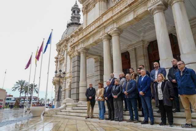 El Ayuntamiento de Cartagena guarda un minuto de silencio por las víctimas del incendio de Valencia