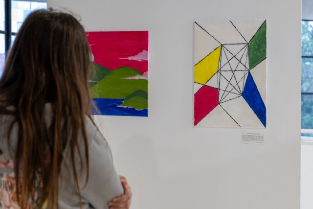 Alumnos del IES Isacc Peral unen arte y filosofía en su exposición en el Luzzy