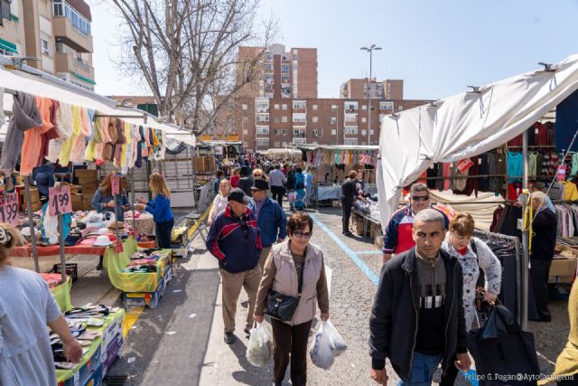 El mercadillo del Cenit previsto para el miércoles 1 de mayo se pasa al 30 de abril