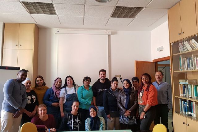 14 alumnos del curso de ayudante de cocina de ALRASO reciben información sobre los recursos de la ADLE en materia de empleo