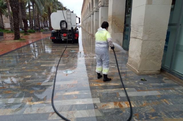 El Ayuntamiento intensifica la desinfección de espacios públicos para garantizar la protección de los menores de 14 años que ya pueden salir a la calle