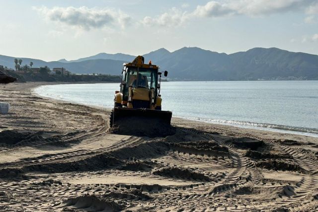 El Ayuntamiento trabaja en las playas de Cartagena para reparar los daños causados por las lluvias