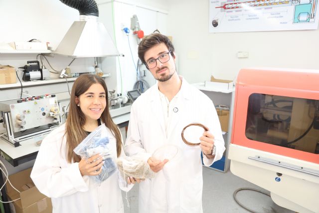 Estudiantes de la UPCT cultivan setas con residuos textiles y bagazo de cerveza para crear biomateriales antifúngicos