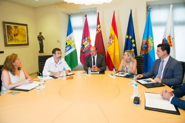 El presidente de la Comunidad garantiza a los alcaldes del Mar Menor que no se volverá a repetir lo ocurrido este año con la laguna