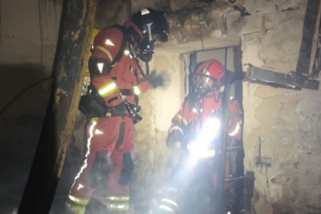 Bomberos de Cartagena extinguen un incendio en una casa de El Palmero