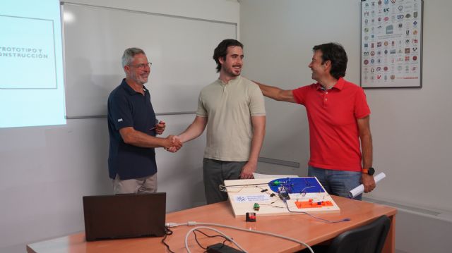 Un estudiante de Industriales construye un prototipo de pinza quirúrgica con materiales inteligentes para realizar operaciones de laparoscopia