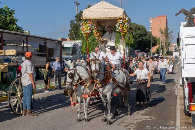 Decenas de personas peregrinan con San Ginés desde el centro de Cartagena hasta el Monte Miral