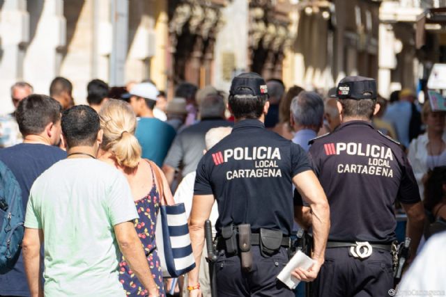 La Policía Local organiza un dispositivo especial de tráfico ante la llegada de 7.000 cruceristas durante esta mañana