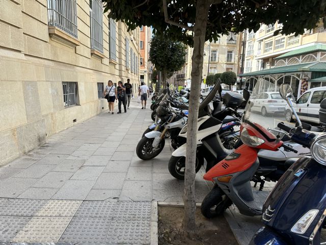 Isabel García (MC) solicita adecuar las dimensiones de los aparcamientos de motos para no entorpecer el paso y ampliar el número de plazas