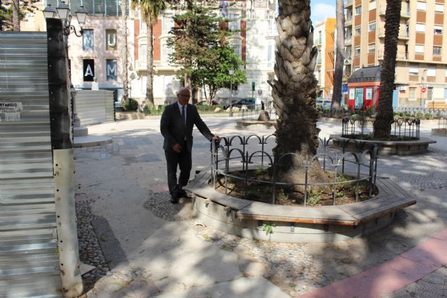 Los vecinos de Casco Antiguo e Histórico trasladan al Defensor de Pueblo sus quejas por el abandono de la Plaza del Lago