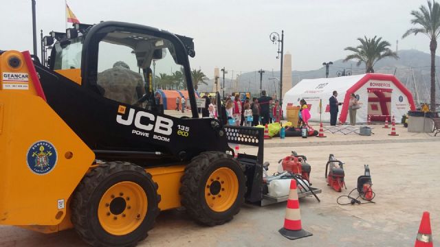 Despliegue de los Bomberos en la explanada del Puerto