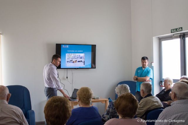 Perritos del CATAD visitan a los mayores del Centro de Día de Los Dolores
