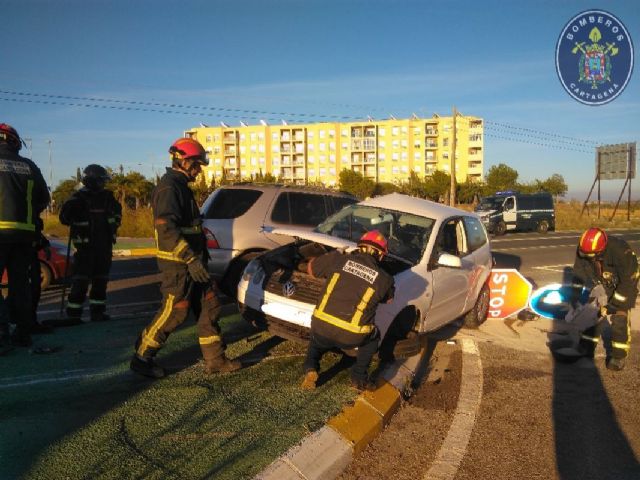 Dos heridos leves en un accidente de tráfico a la altura de la Urbanización Buenos Aires