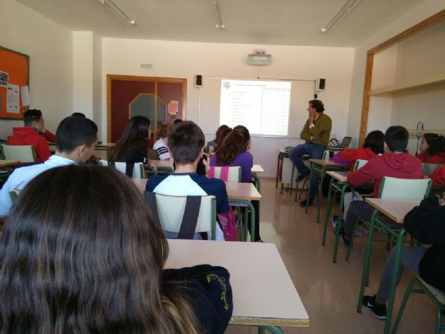 El programa DECIDE acerca la realidad social, de empleo y educativa a los jóvenes cartageneros