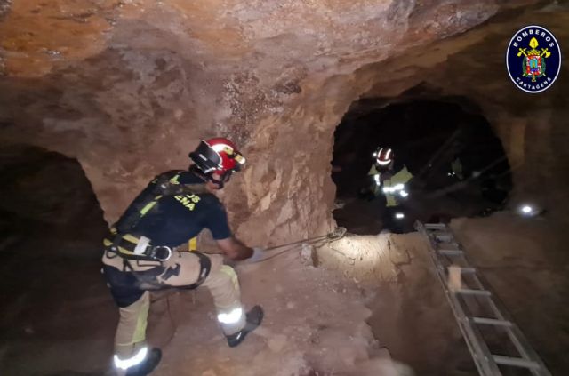 Rescatado un perro del interior de un poco en Peñasblancas