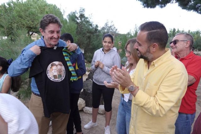 La Biblioteca Intercultural de la Botica del Libro ya lleva el nombre del poeta Luis García Montero