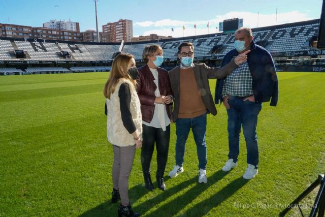 Comienza a instalarse la nueva iluminación del Cartagonova, que costará 1,1 millones de euros