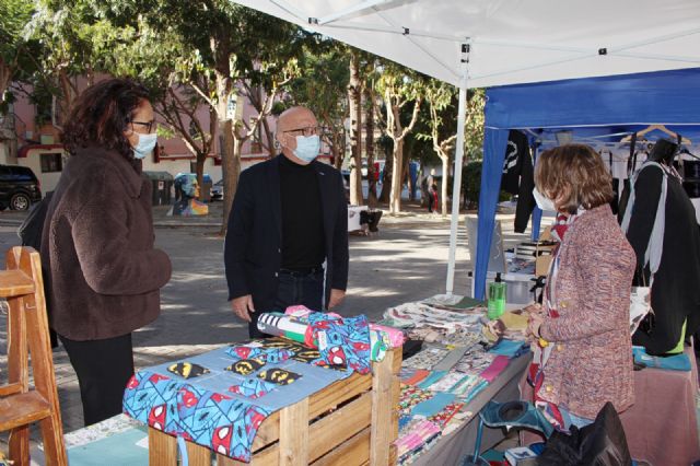 El mercado urbano de El Lago abre hasta el domingo con treinta puestos y food trucks