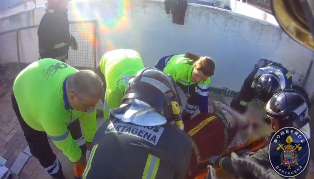 Los Bomberos evacúan a una anciana de 89 años que había sufrido una caída en la terraza de su vivienda