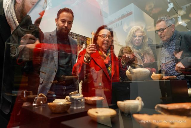 El Museo Arqueológico de Cartagena acoge una muestra de más de 200 lucernas romanas