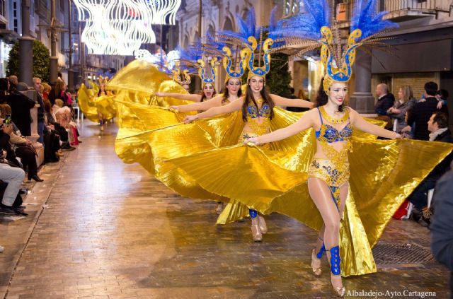 El desfile del carnaval hizo vibrar a Cartagena en el fin de semana grande