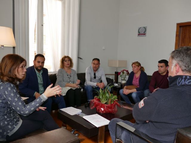 Castejon garantiza a las limpiadoras de los colegios sus derechos laborales