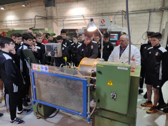 Los jugadores de la Escuela de Fútbol Base del FC Cartagena visitan la UPCT