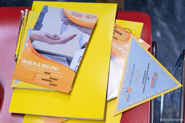 El seguro de alquiler de viviendas se da a conocer inmobiliarias, vecinos, asociaciones de mujeres y clubes de mayores