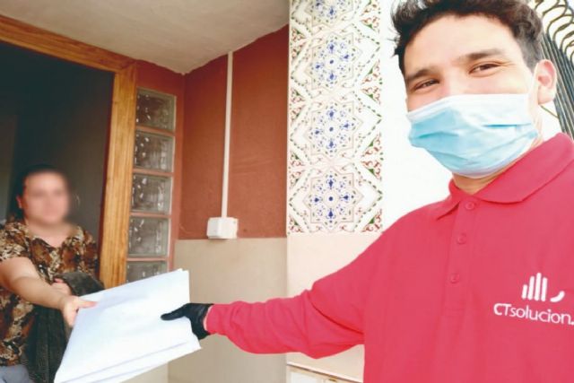 Educación ayuda a menores sin recursos a recibir sus tareas escolares a domicilio