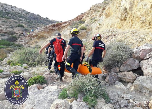 Bomberos de Cartagena auxilian a un adolescente en La Algameca Chica con lesiones en un tobillo