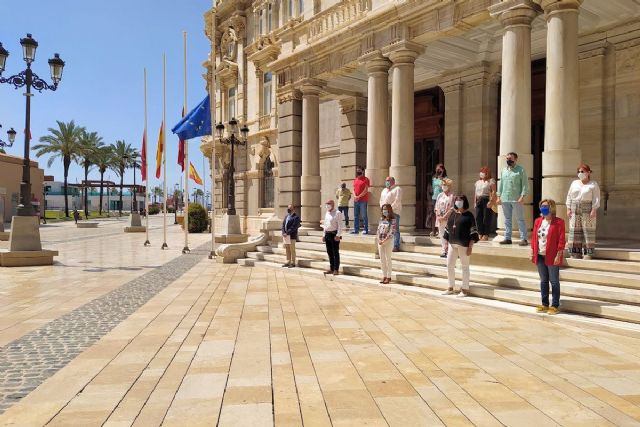 Silencio por las víctimas del COVID19 a las puertas del Palacio