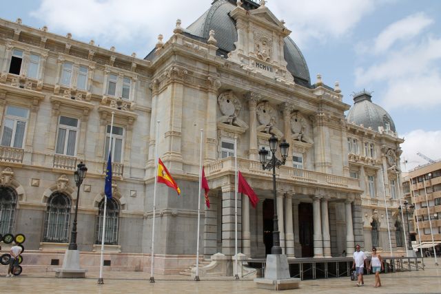 El Ayuntamiento luce sus banderas a media asta por el fallecimiento del primer presidente de la Región de la democracia