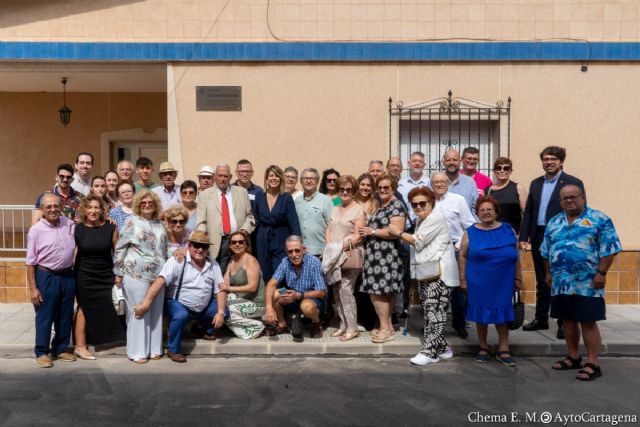 José Arjona Segura recibe un homenaje en la calle que desde hoy lleva su nombre en La Puebla