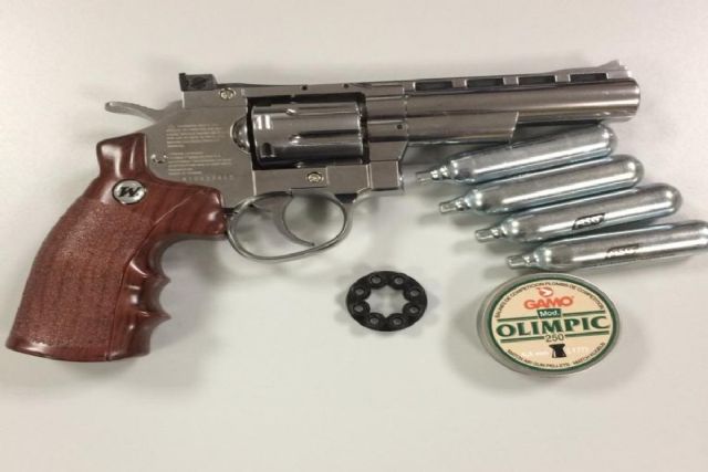 La Policía Local de Cartagena interviene droga y un revólver de aire comprimido al conductor de un vehículo