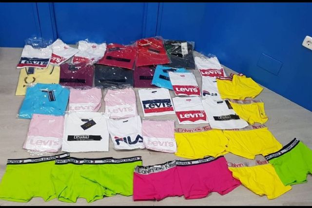 La Policía Local de Cartagena interviene prendas falsificadas en Cabo de Palos