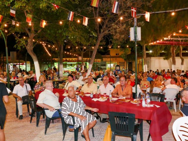 Pan con sobrasada para los vecinos y vistantes de la Barriada Cuatro Santos