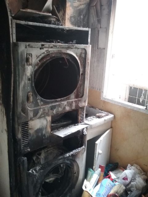 La Policía Local evacúa a una persona con movilidad reducida de un incendio