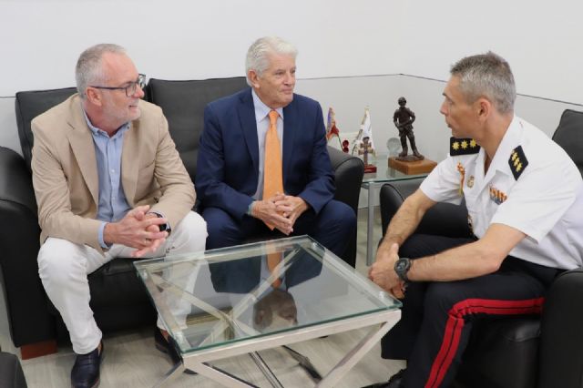 La Fundación Hospitalidad Santa Teresa presenta su labor al coronel director de la Escuela de Infantería de Marina