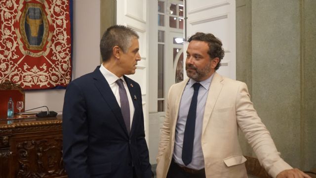 Arroyo 'denuncia' el maltrato al municipio pero consiente que el PP deje a Cartagena fuera del Gobierno regional
